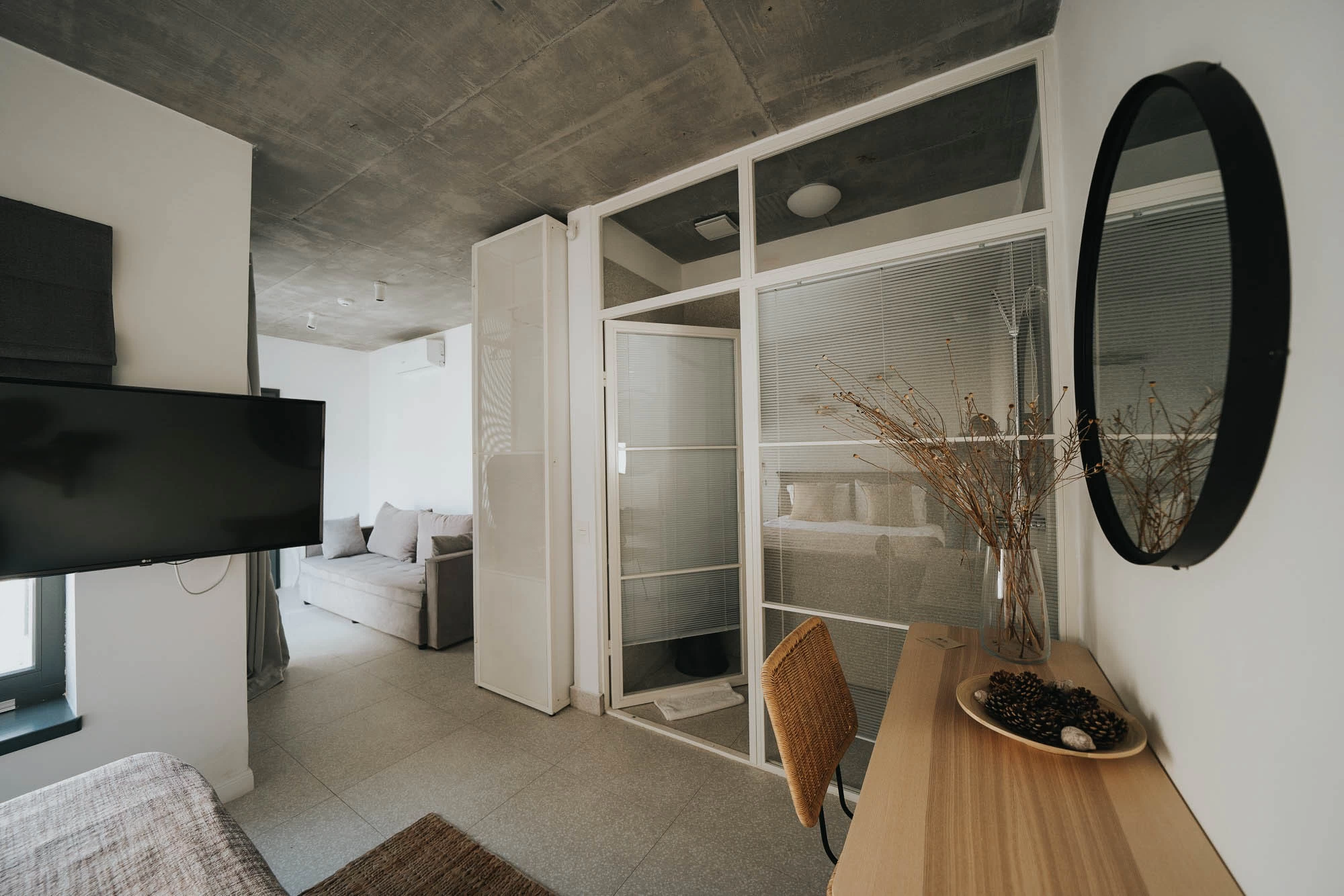 https://www.travlocals.com/uploads/0006/6191/2023/03/06/2-pines-deluxe-suite-with-private-veranda-2.webp