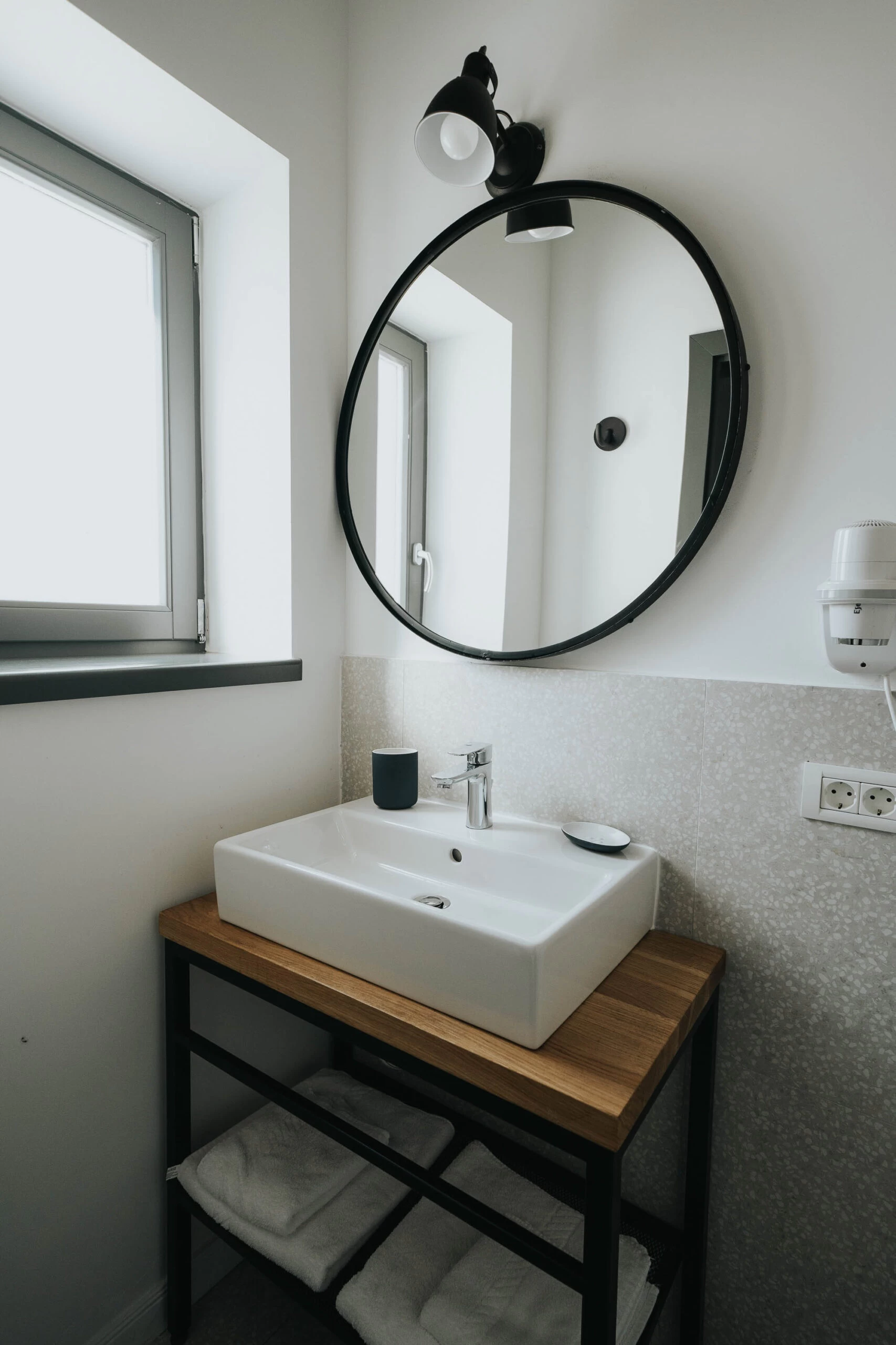 https://www.travlocals.com/uploads/0006/6191/2023/03/06/2-pines-deluxe-suite-with-private-veranda-4-scaled.webp