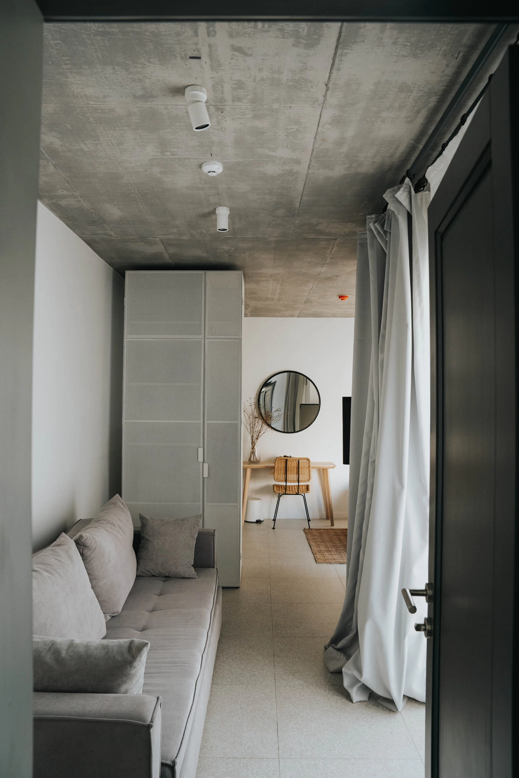 https://www.travlocals.com/uploads/0006/6191/2023/03/06/2-pines-deluxe-suite-with-private-veranda-5-scaled.webp