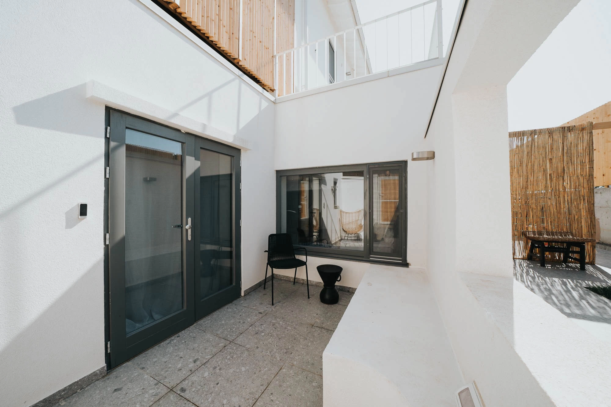 https://www.travlocals.com/uploads/0006/6191/2023/03/06/2-pines-deluxe-suite-with-private-veranda-7.webp