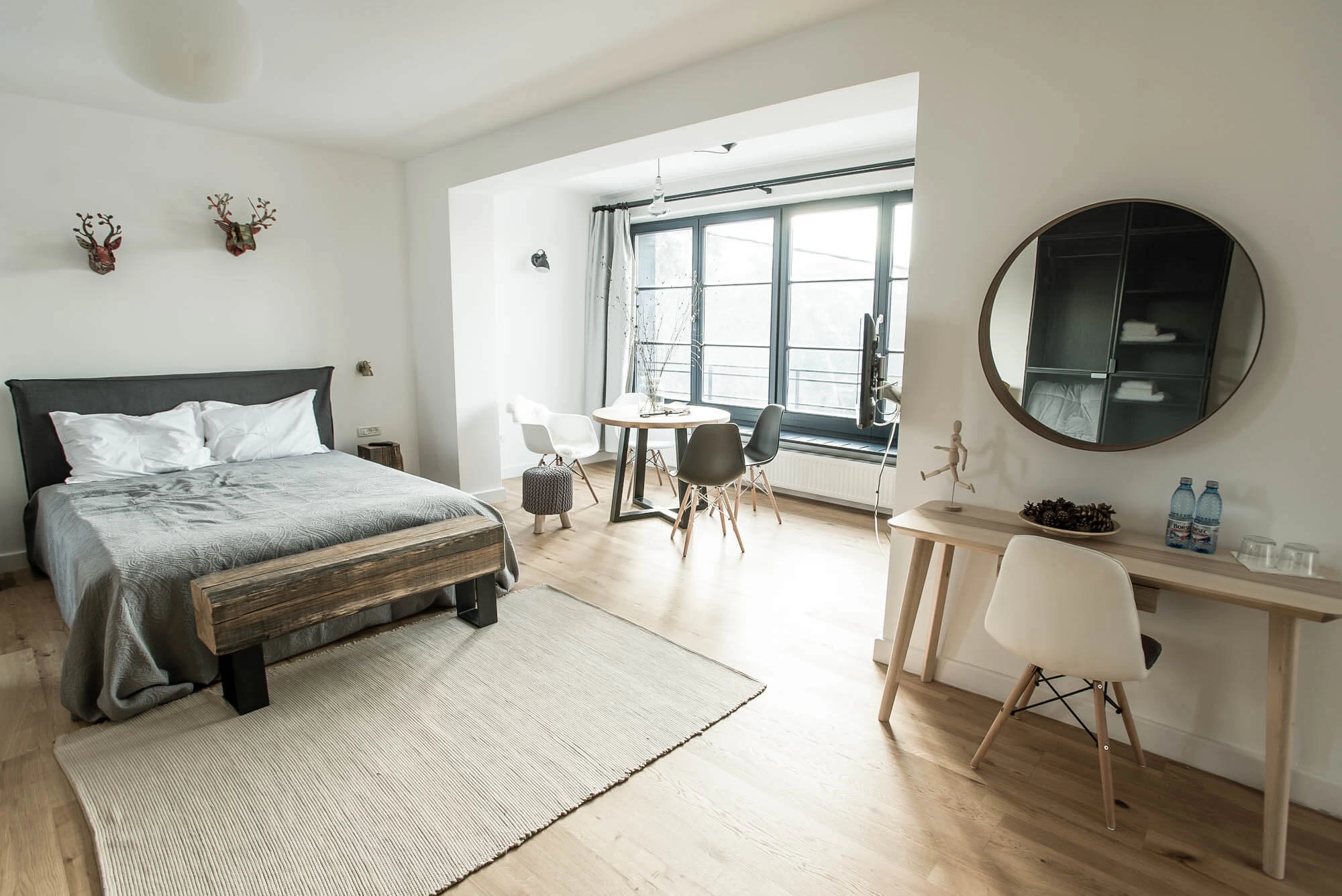 https://www.travlocals.com/uploads/0006/6191/2023/03/06/3-deluxe-apartment-pine-view-1-dormitor-mare.webp