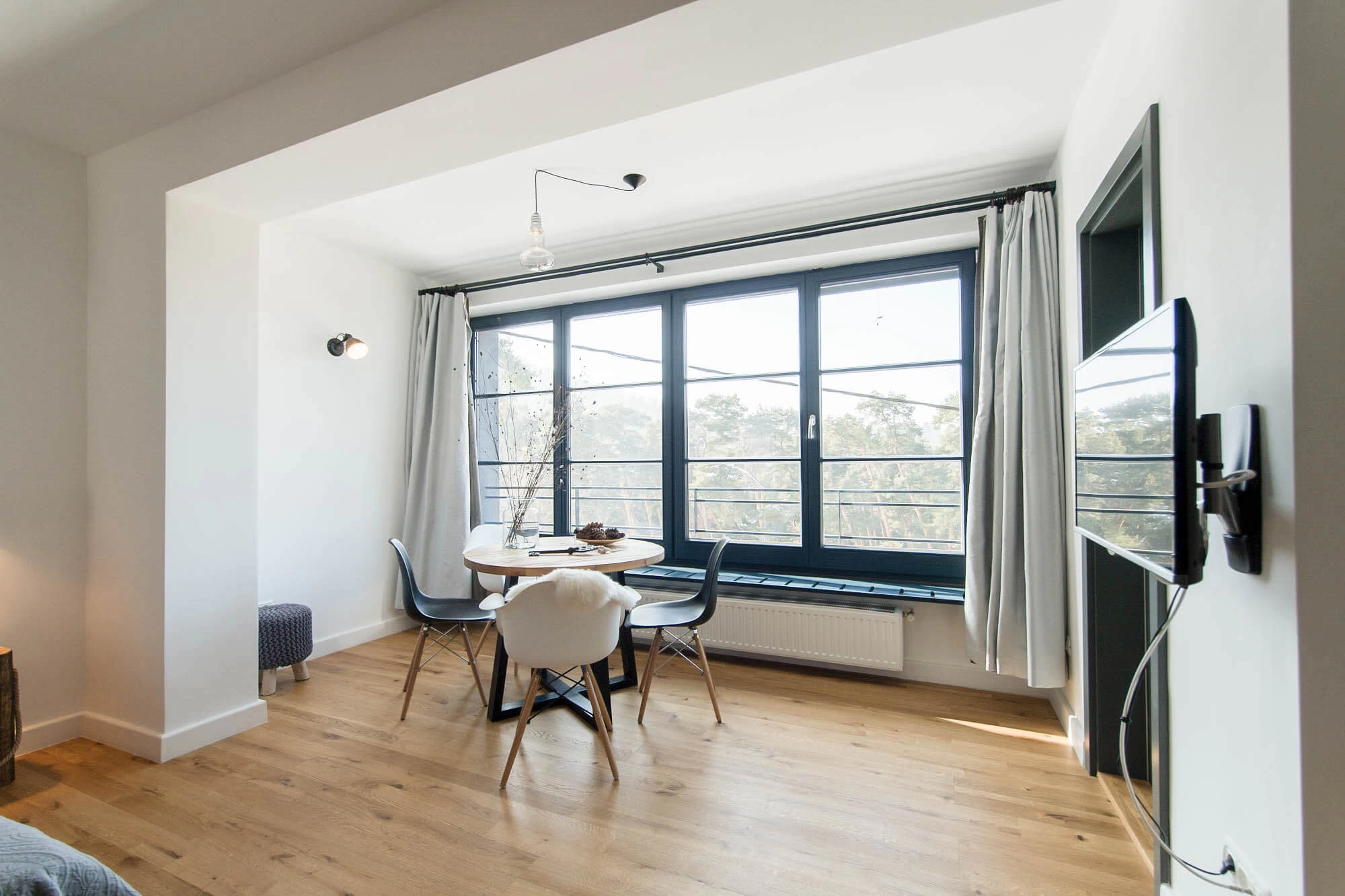 https://www.travlocals.com/uploads/0006/6191/2023/03/06/3-deluxe-apartment-pine-view-2-dormitor-mare.webp