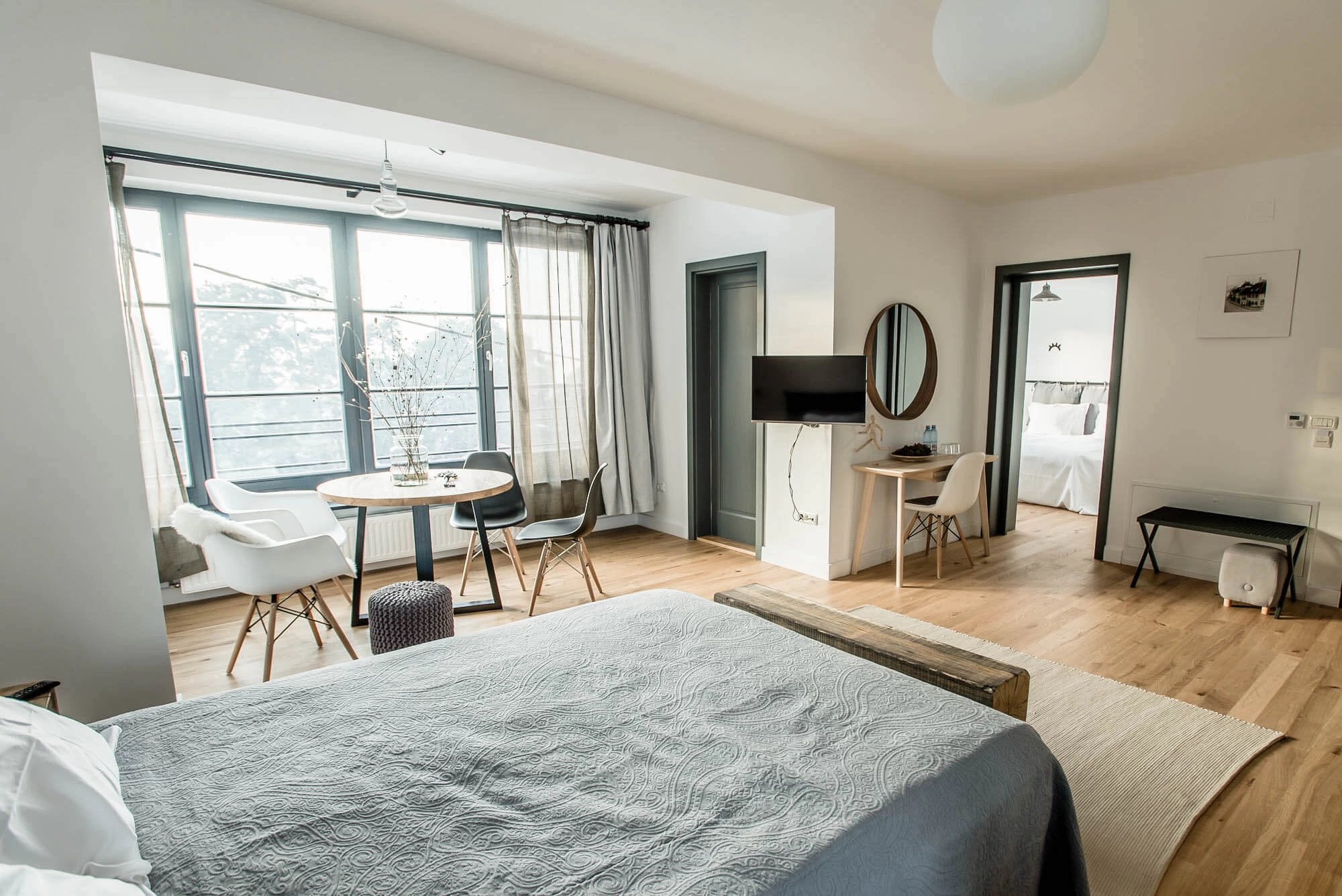 https://www.travlocals.com/uploads/0006/6191/2023/03/06/3-deluxe-apartment-pine-view-3-dormitor-mare.webp