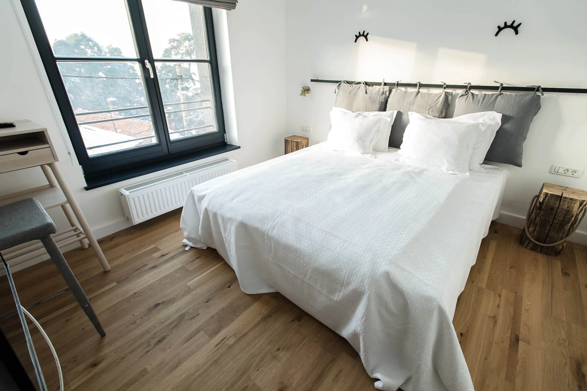 https://www.travlocals.com/uploads/0006/6191/2023/03/06/3-deluxe-apartment-pine-view-4-dormitor-mic.webp