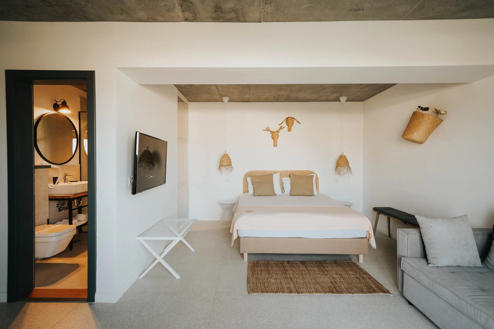 https://www.travlocals.com/uploads/0006/6191/2023/03/06/4-pines-premium-suite-with-sea-view-1.webp