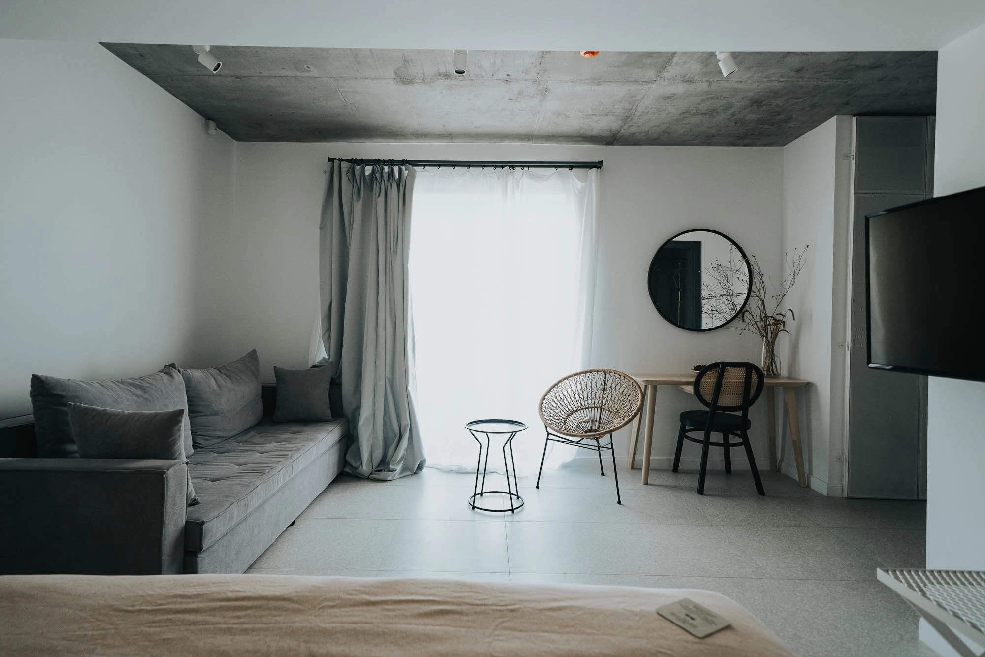 https://www.travlocals.com/uploads/0006/6191/2023/03/06/4-pines-premium-suite-with-sea-view-3.webp