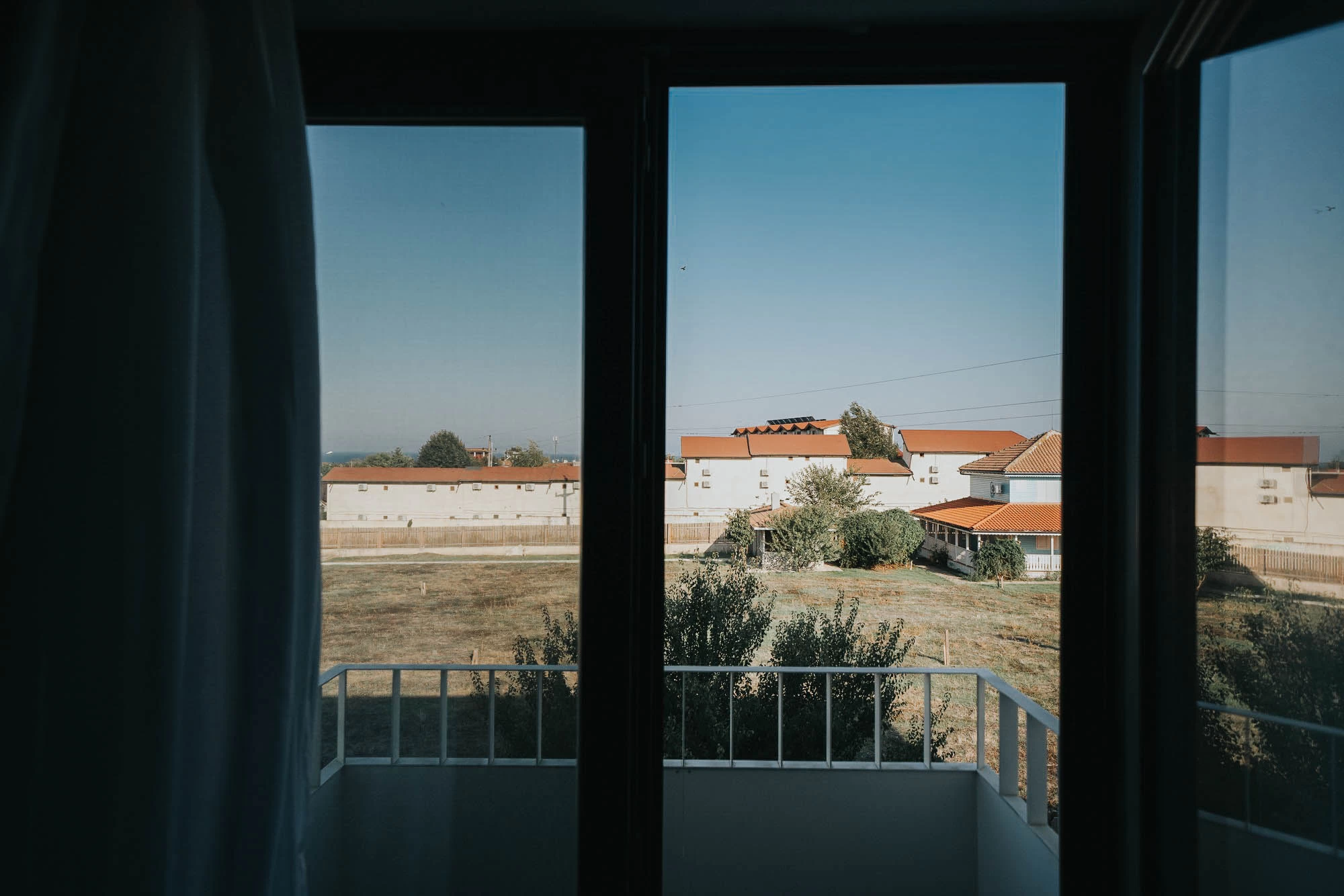 https://www.travlocals.com/uploads/0006/6191/2023/03/06/4-pines-premium-suite-with-sea-view-5.webp
