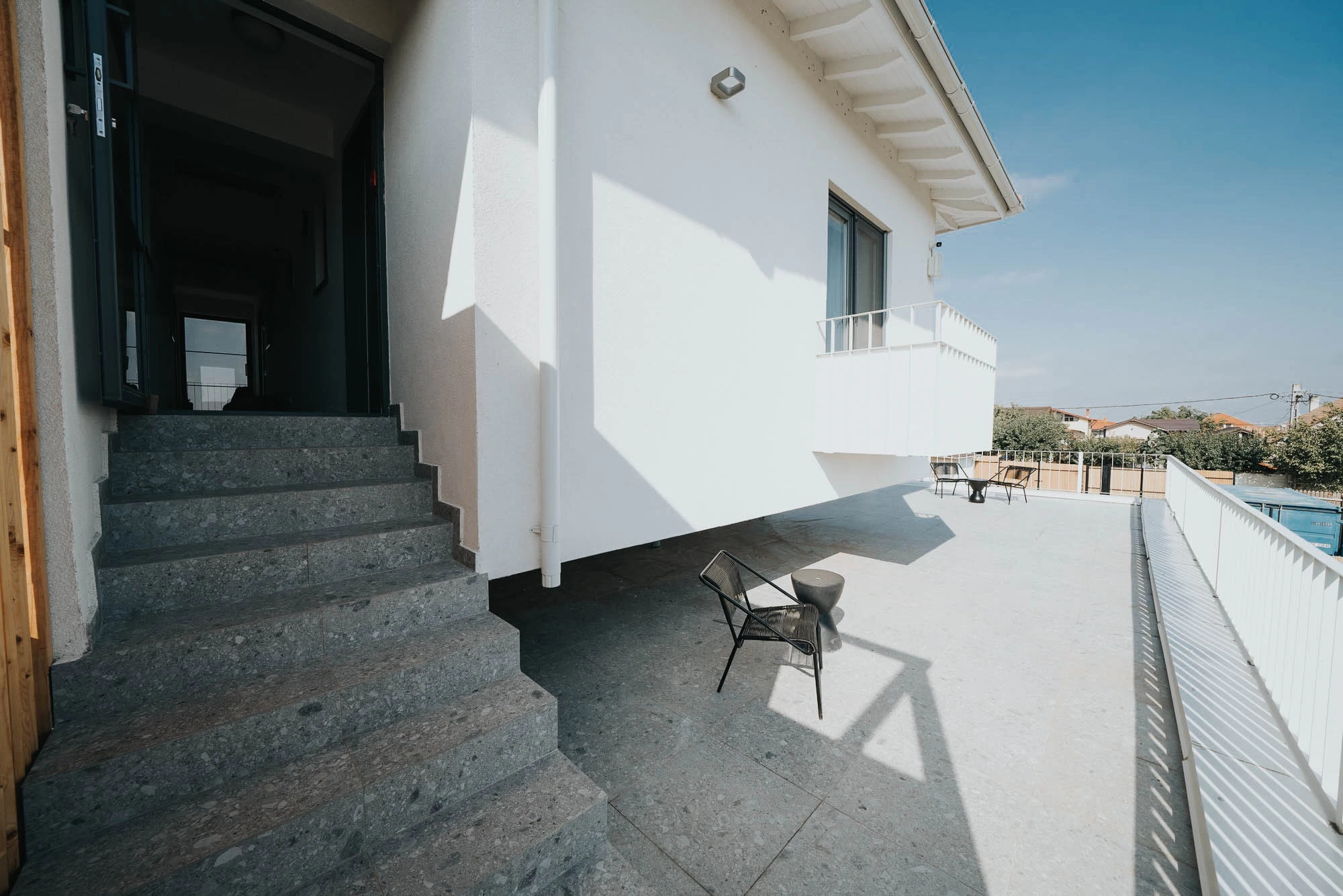 https://www.travlocals.com/uploads/0006/6191/2023/03/06/4-pines-premium-suite-with-sea-view-7.webp