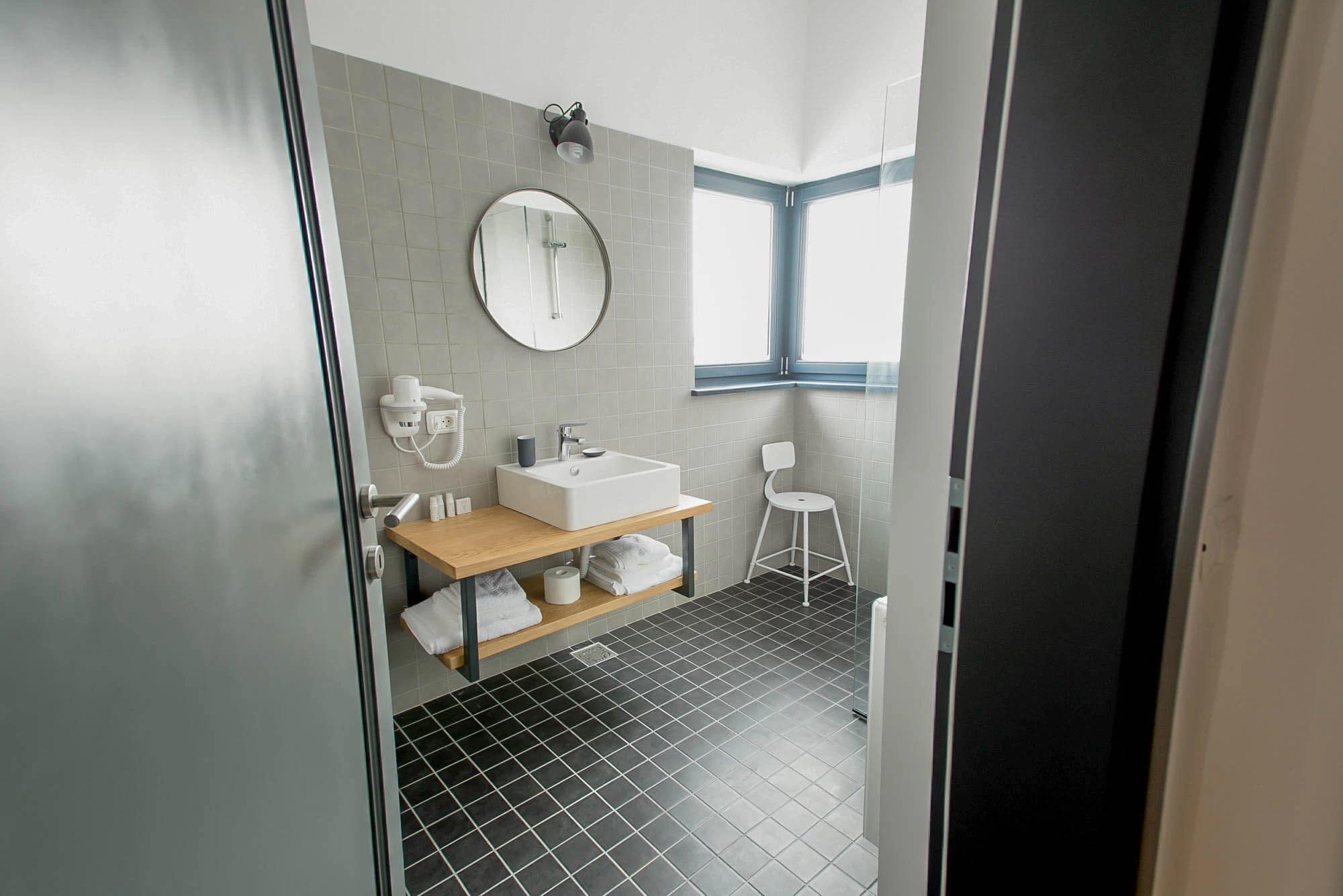 https://www.travlocals.com/uploads/0006/6191/2023/03/06/5-deluxe-double-room-pine-view-4.webp