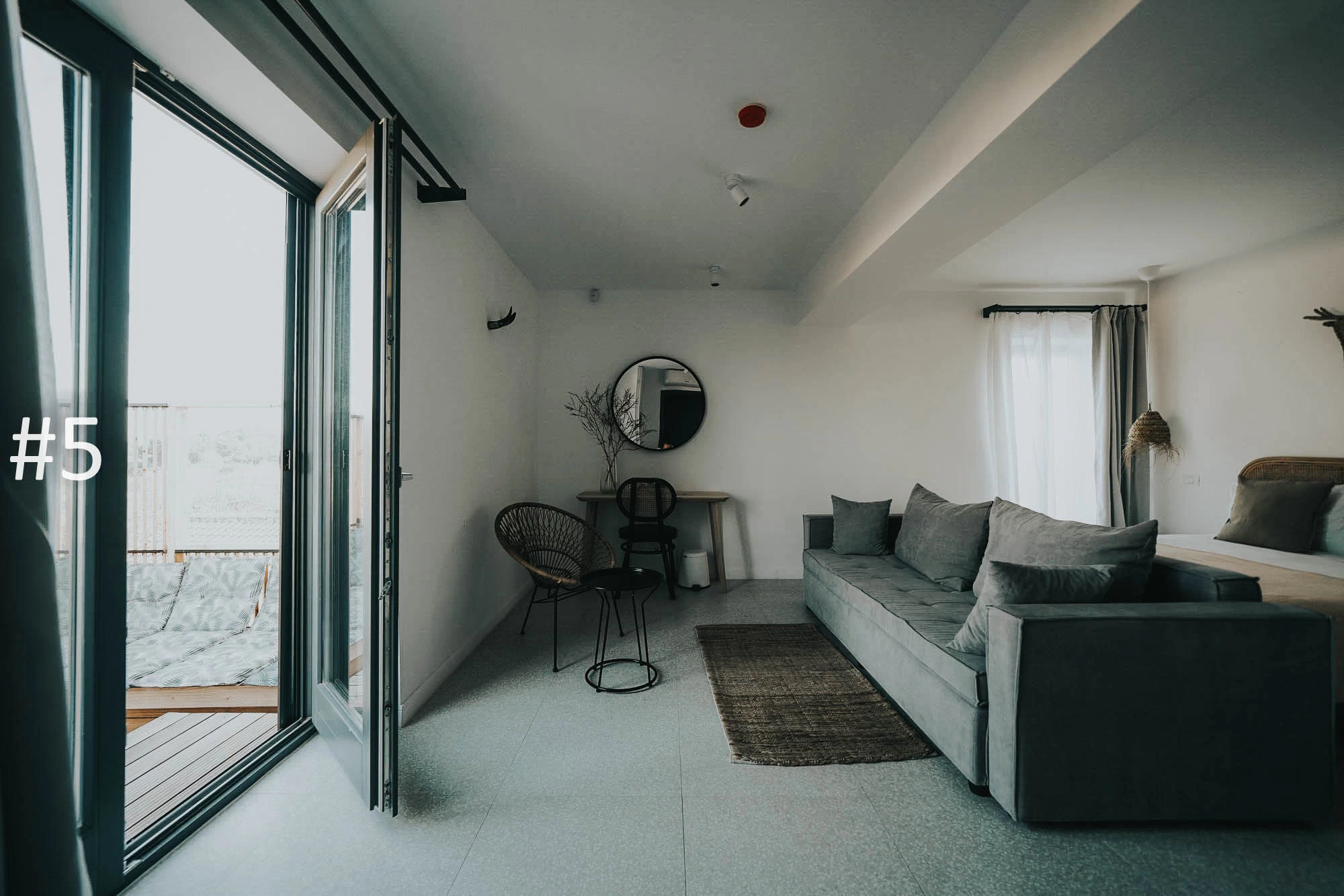 https://www.travlocals.com/uploads/0006/6191/2023/03/06/5-pines-deluxe-suite-with-premium-veranda-2-1.webp