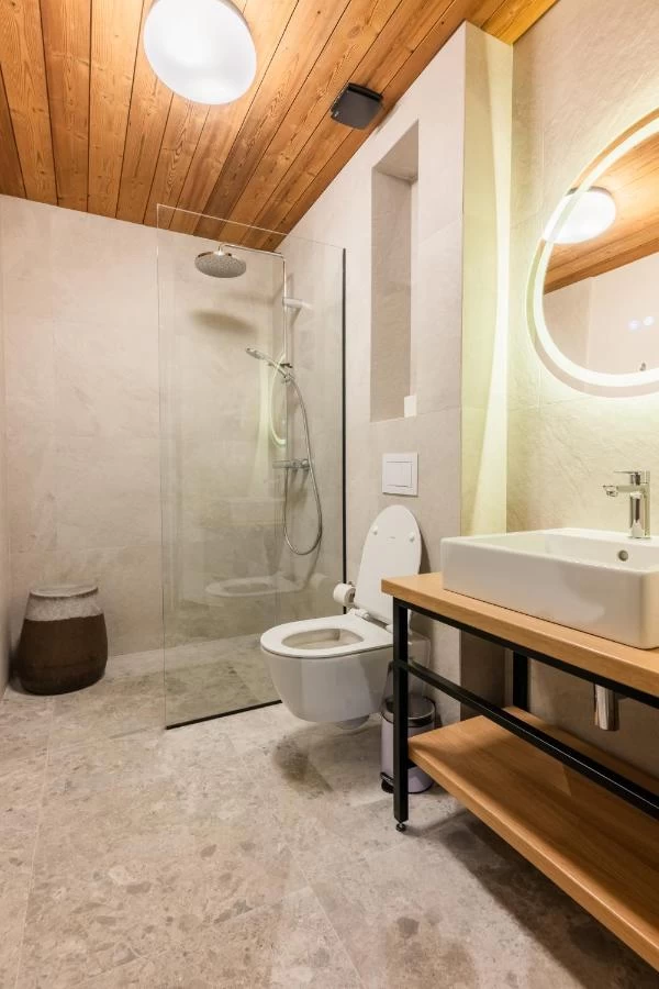 https://www.travlocals.com/uploads/0006/6191/2025/03/13/619363881.webp