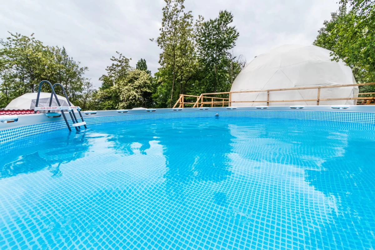 https://www.travlocals.com/uploads/0006/6238/2025/02/24/02-glamping-brancoveanu-romania-cazare-de-lux-igloo.webp