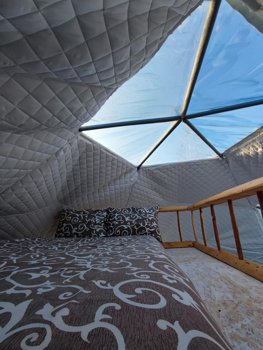 https://www.travlocals.com/uploads/0006/6238/2025/02/24/05-glamping-brancoveanu-romania-cazare-de-lux-igloo.webp