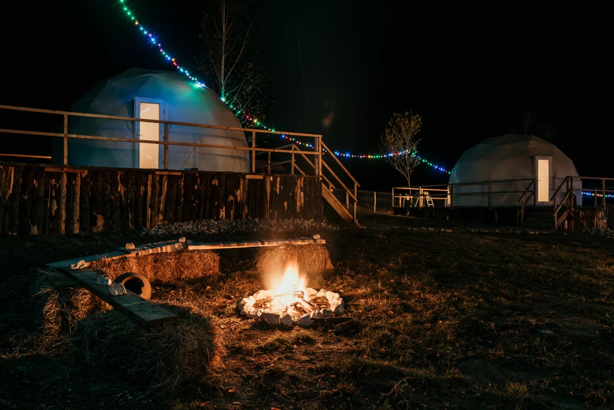 https://www.travlocals.com/uploads/0006/6238/2025/02/24/17-glamping-brancoveanu-romania-cazare-de-lux-igloo.webp