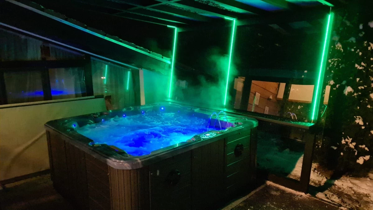 https://www.travlocals.com/uploads/0006/6458/2023/07/19/jacuzzi.webp