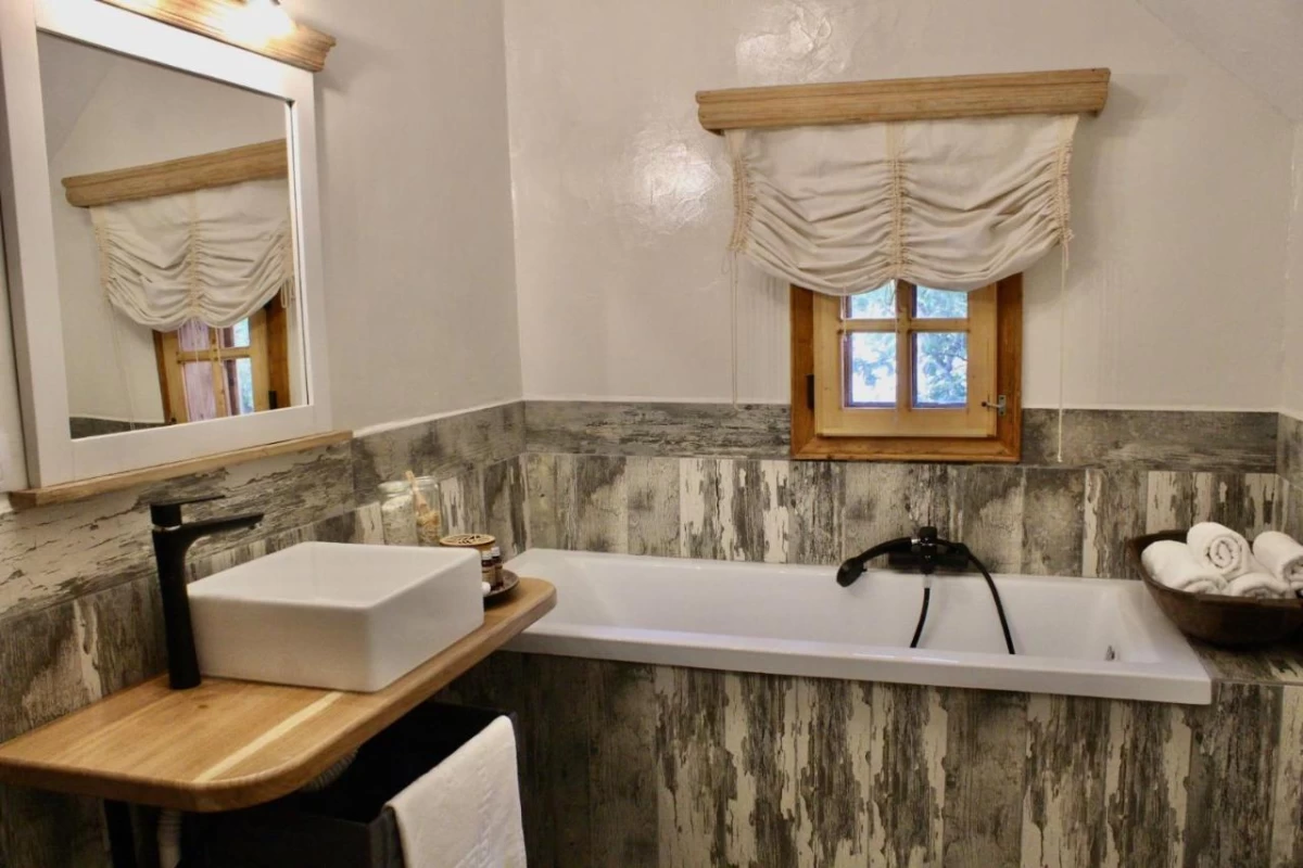 https://www.travlocals.com/uploads/0006/6755/2025/02/27/490701437.webp