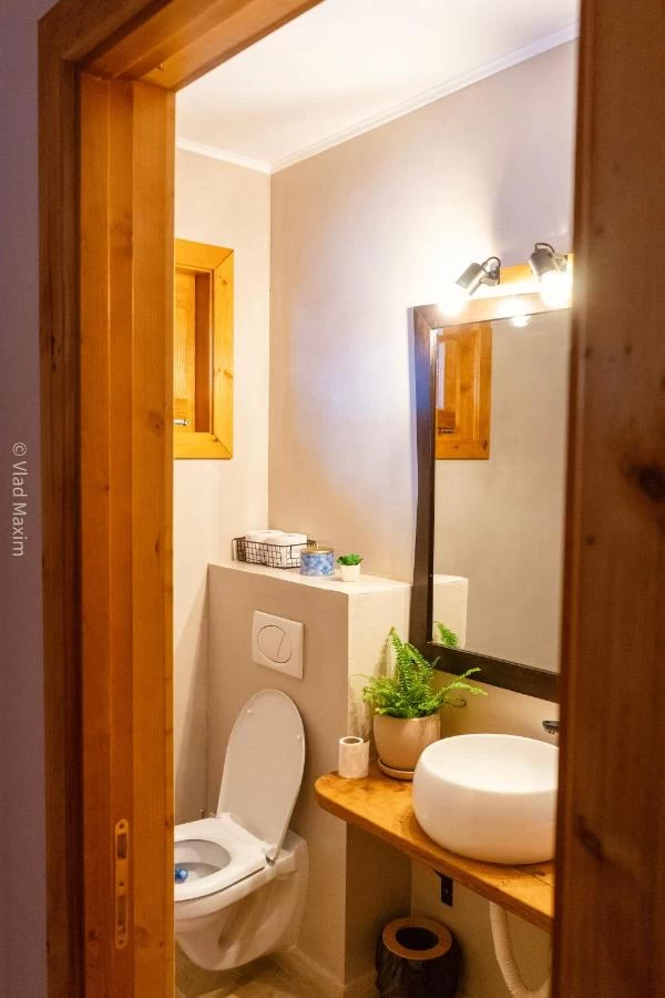 https://www.travlocals.com/uploads/0006/6755/2025/02/27/521504915.webp