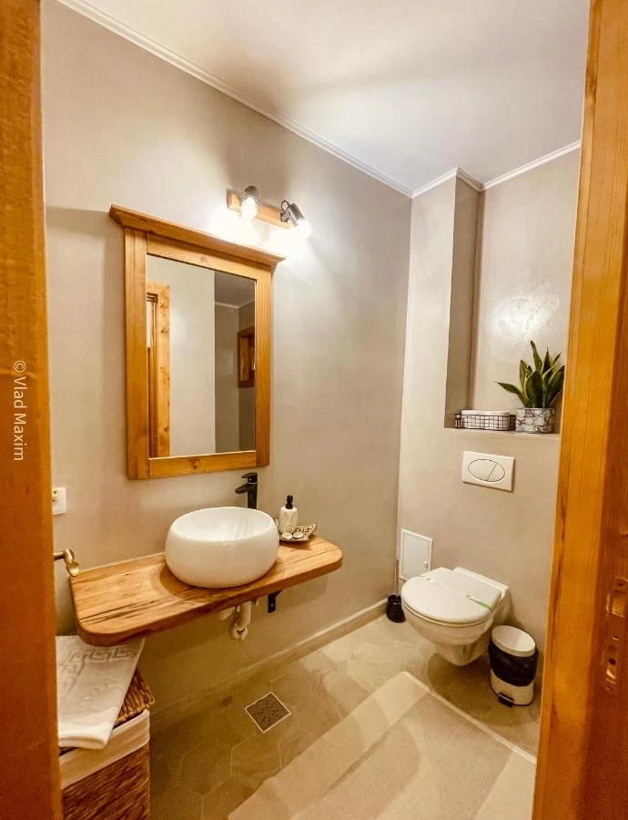 https://www.travlocals.com/uploads/0006/6755/2025/02/27/521504965.webp