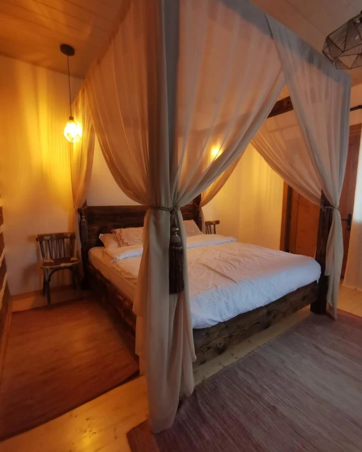 https://www.travlocals.com/uploads/0006/6755/2025/02/27/525368163.webp
