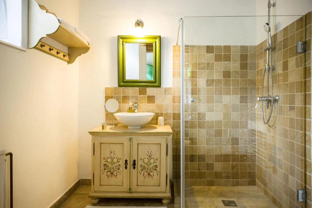 https://www.travlocals.com/uploads/0006/6832/2023/08/30/484627085.webp