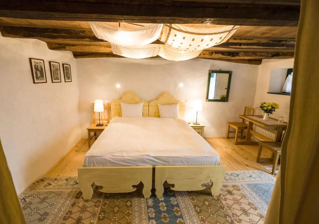 https://www.travlocals.com/uploads/0006/6832/2023/08/30/484627192.webp