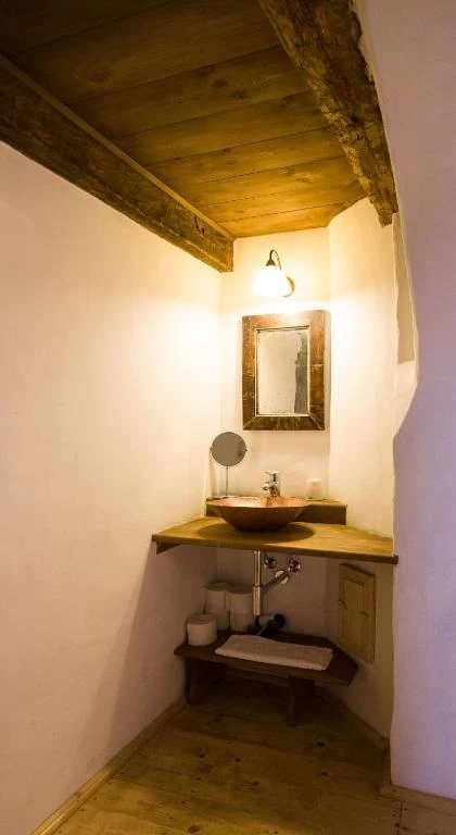 https://www.travlocals.com/uploads/0006/6832/2023/08/30/487389153.webp