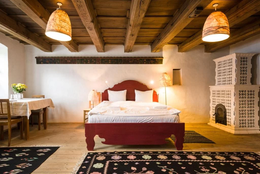 https://www.travlocals.com/uploads/0006/6832/2023/08/30/487389619.webp