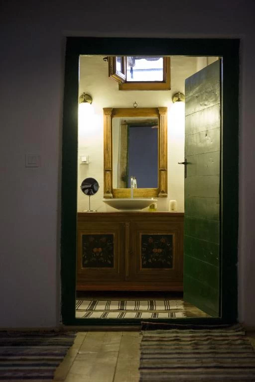 https://www.travlocals.com/uploads/0006/6832/2023/08/30/487389684.webp