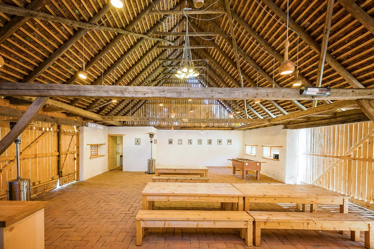 https://www.travlocals.com/uploads/0006/6832/2025/02/28/the-summer-barn-gallery-2.webp