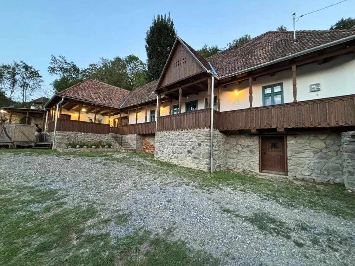https://www.travlocals.com/uploads/0006/6920/2025/03/07/580880056.webp