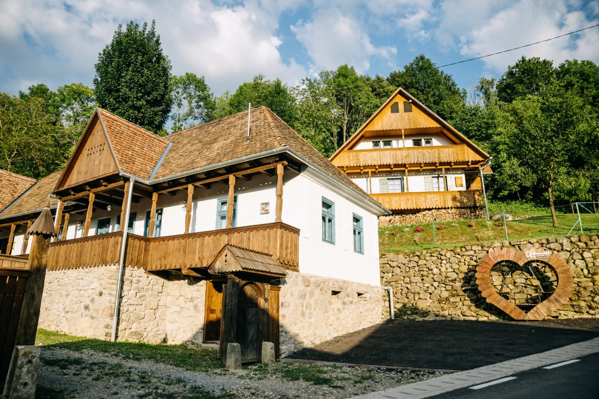 https://www.travlocals.com/uploads/0007/7168/2025/03/07/462470457-1078548914277413-3726208044213470745-n.webp