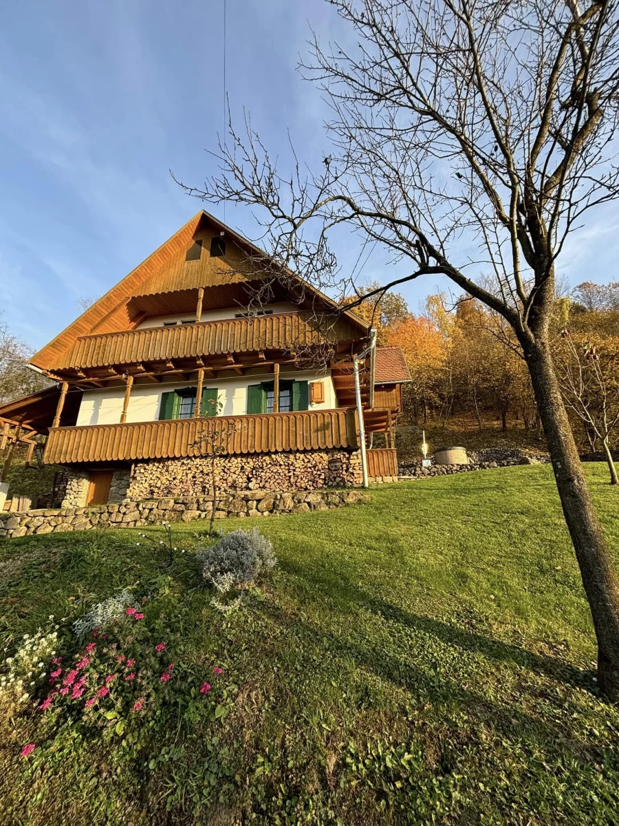 https://www.travlocals.com/uploads/0007/7168/2025/03/07/480940332-10232470863048242-1834151785979754881-n.webp