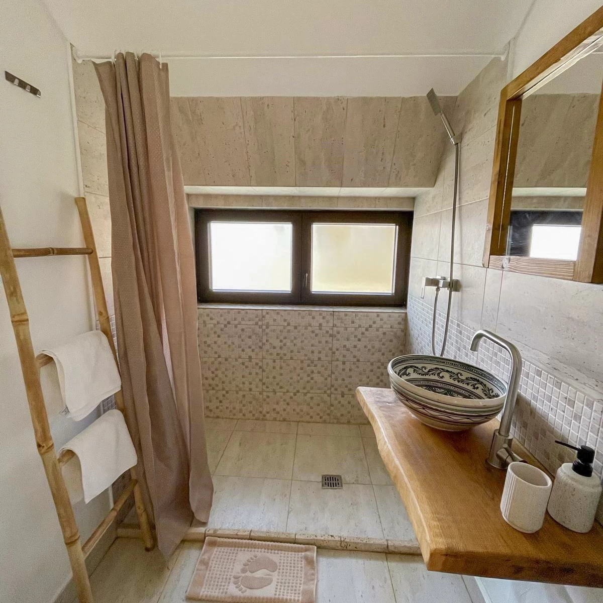 https://www.travlocals.com/uploads/0007/7765/2025/03/07/437666088-457215963495963-2866633608614880617-n.webp