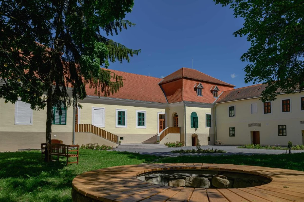 https://www.travlocals.com/uploads/0009/9391/2025/06/14/571165439.webp