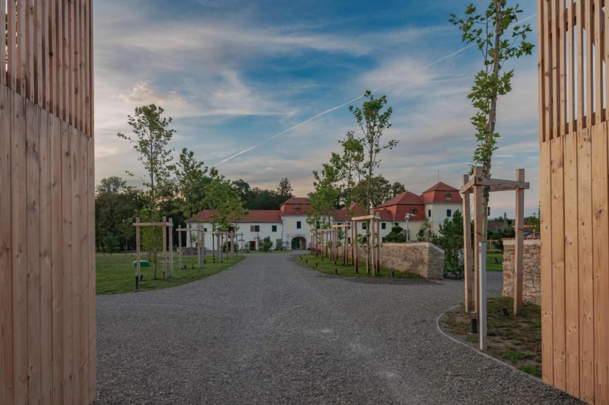 https://www.travlocals.com/uploads/0009/9391/2025/06/14/591532826.webp