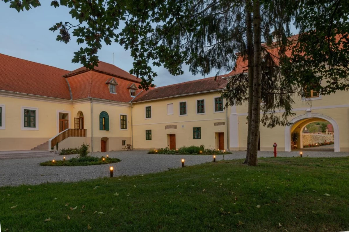 https://www.travlocals.com/uploads/0009/9391/2025/06/14/591532843.webp