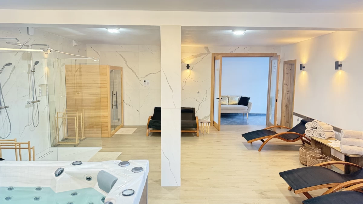 https://www.travlocals.com/uploads/0009/9653/2025/03/18/img-2206.webp