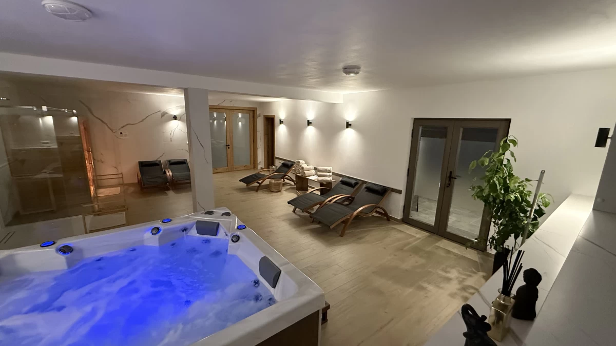 https://www.travlocals.com/uploads/0009/9653/2025/03/18/img-2435.webp
