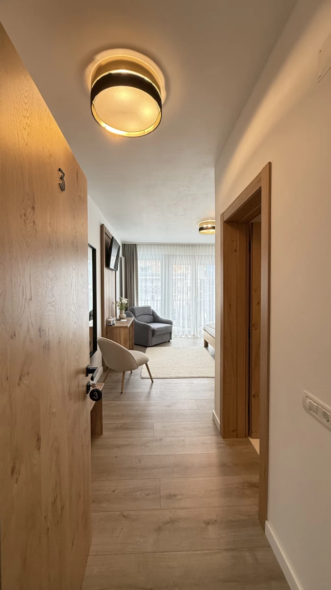 https://www.travlocals.com/uploads/0009/9653/2025/03/18/img-2876.webp