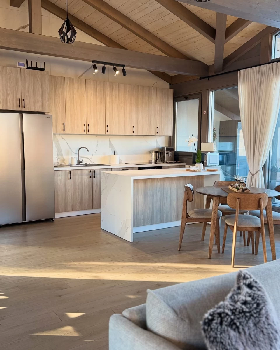 https://www.travlocals.com/uploads/0009/9653/2025/06/06/476876674-17878938153248046-7093054181122456436-n.webp