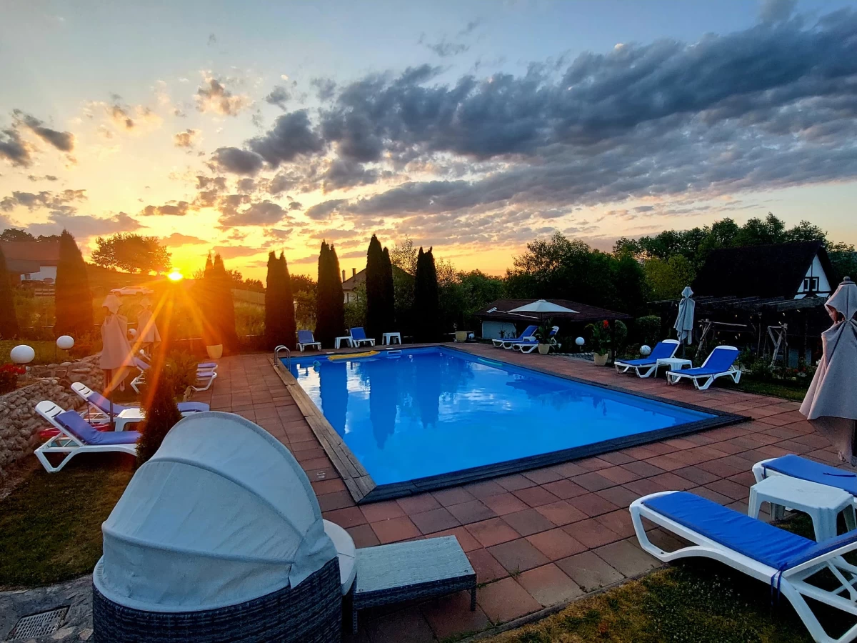 Sun Cabin, Balada dintre dealuri