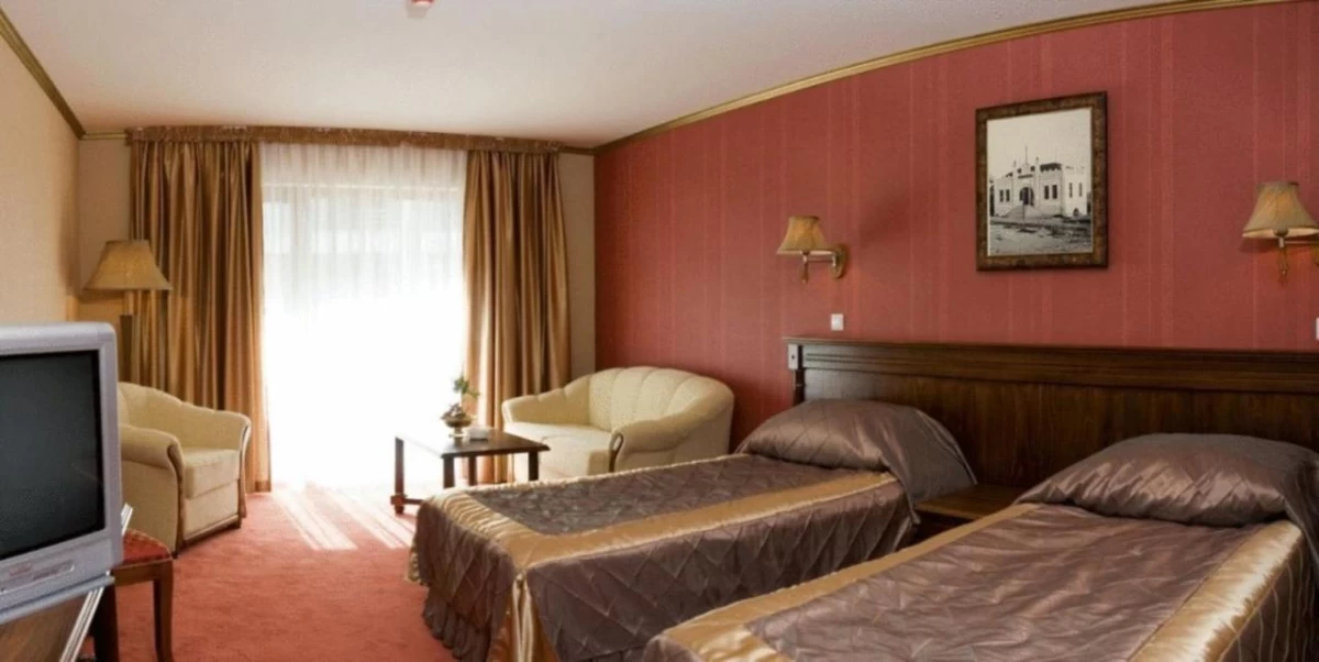 https://www.travlocals.com/uploads/0009/9841/2024/12/12/20323856.webp