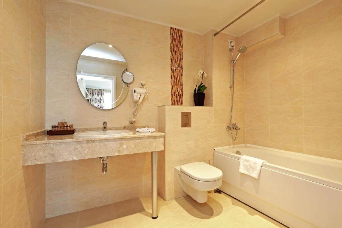 https://www.travlocals.com/uploads/0009/9841/2024/12/12/253837116.webp