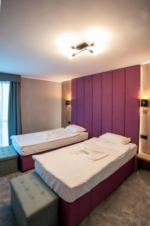https://www.travlocals.com/uploads/0009/9841/2024/12/12/255419965.webp