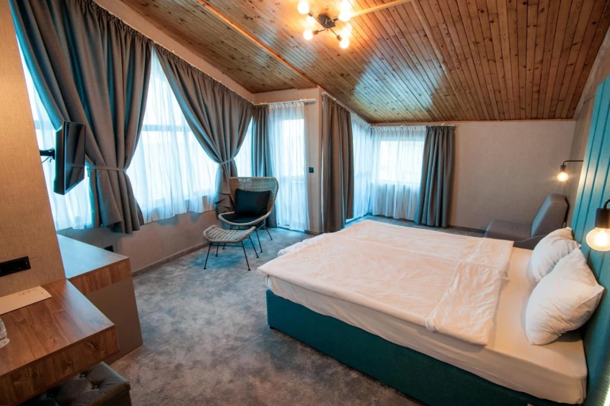 https://www.travlocals.com/uploads/0009/9841/2024/12/12/259061483.webp