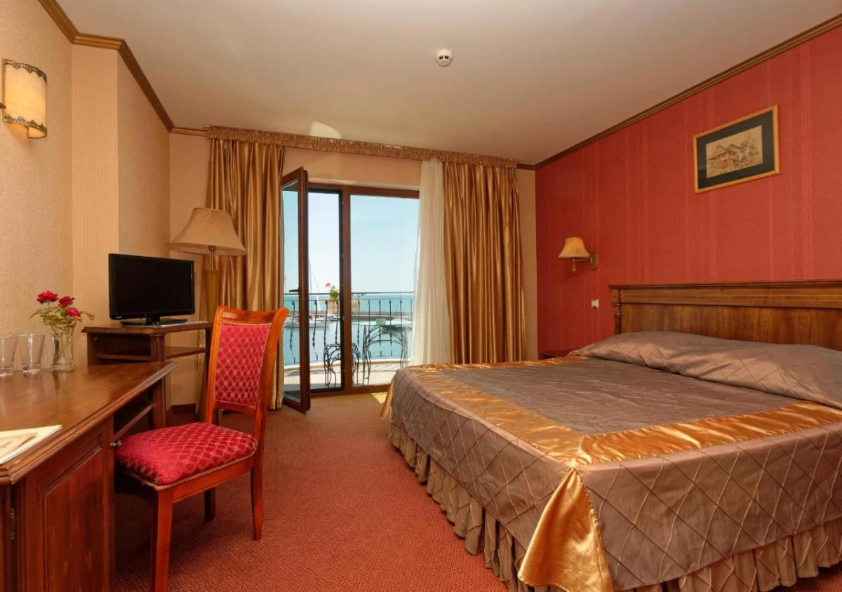https://www.travlocals.com/uploads/0009/9841/2024/12/12/275120540.webp