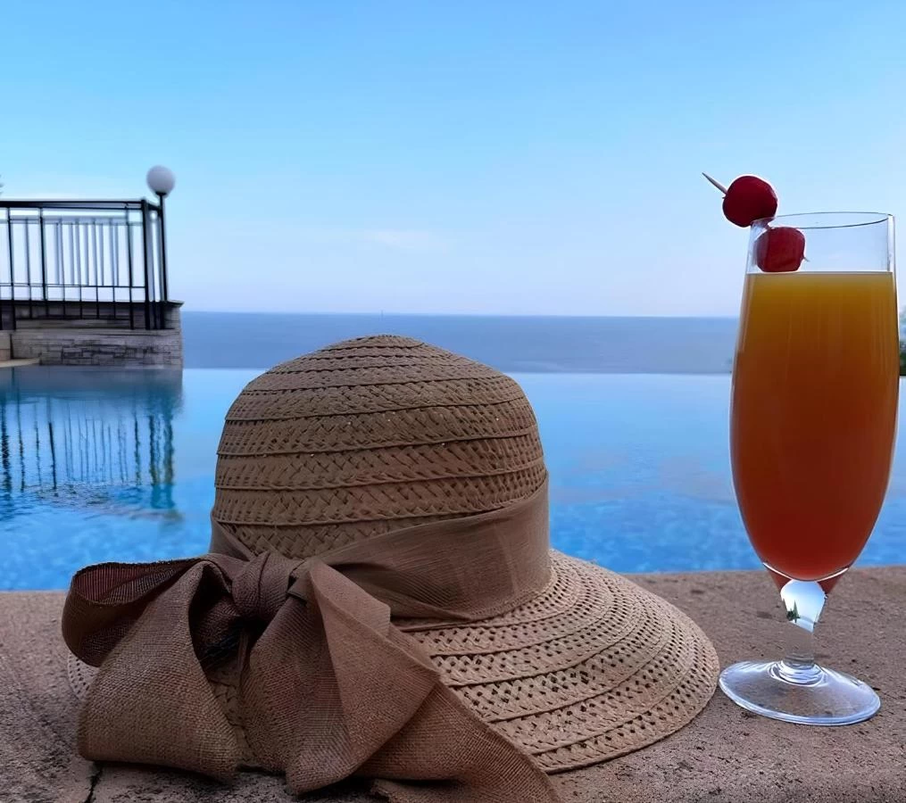 https://www.travlocals.com/uploads/0009/9841/2024/12/12/528489697.webp