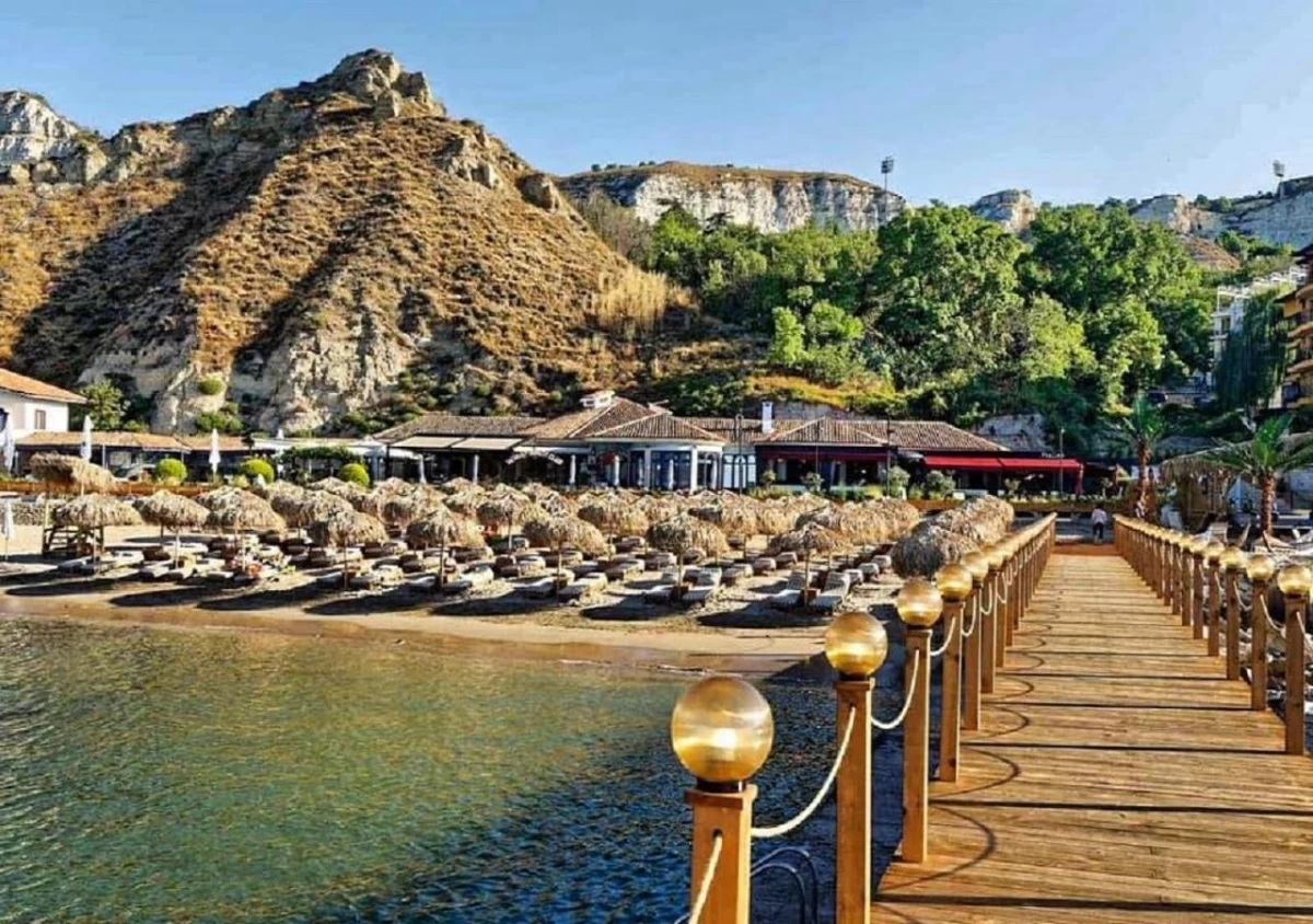https://www.travlocals.com/uploads/0009/9841/2024/12/12/574214002.webp