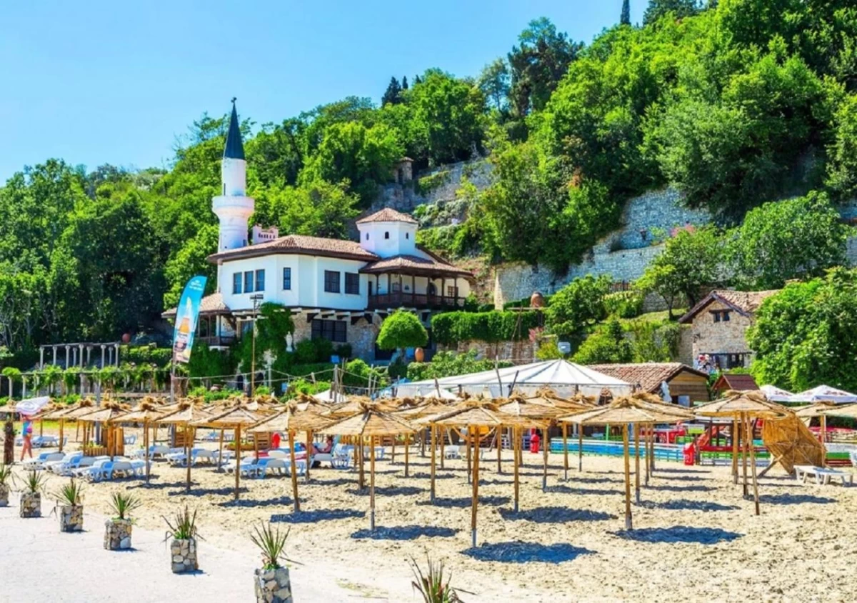 https://www.travlocals.com/uploads/0009/9841/2024/12/12/574214131.webp
