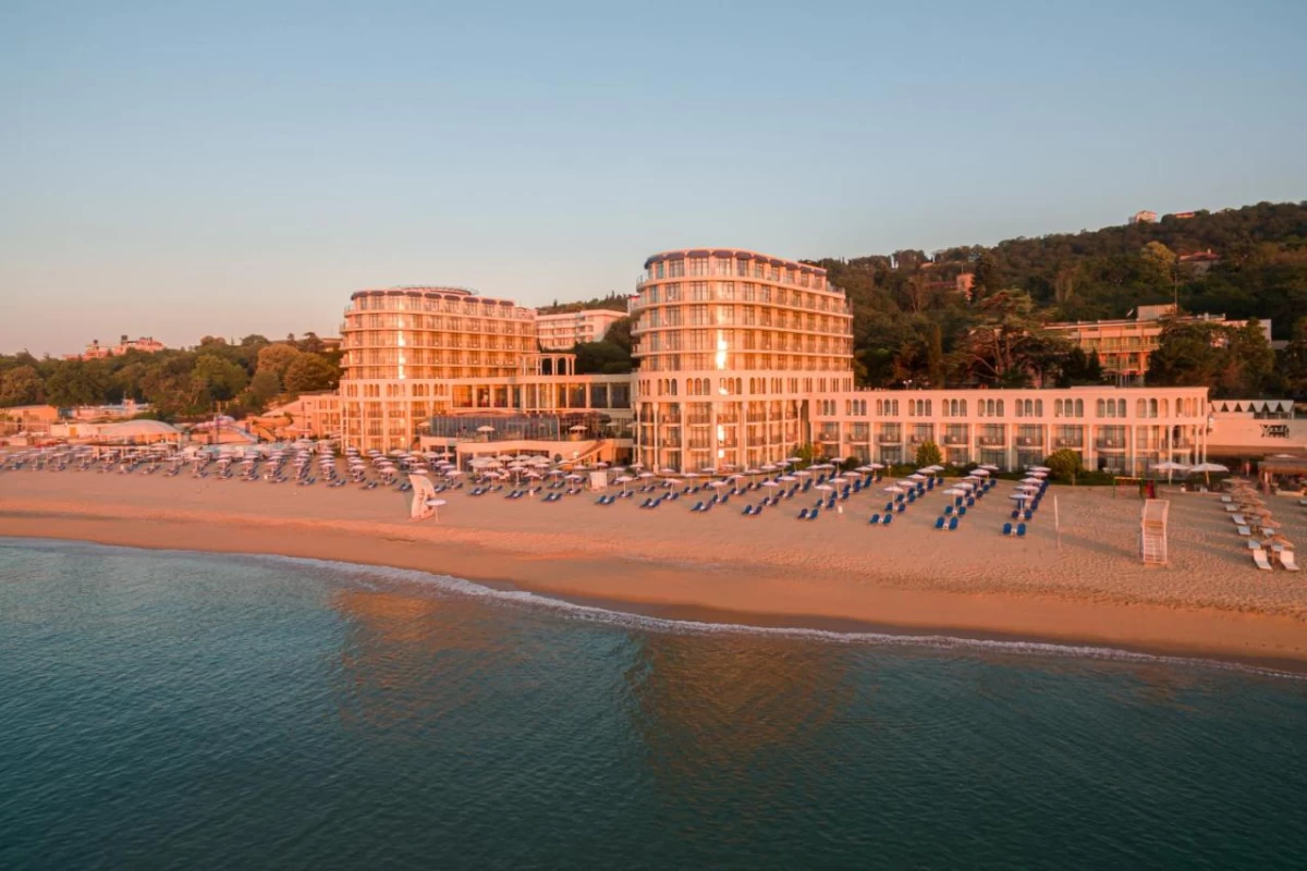 https://www.travlocals.com/uploads/0009/9841/2024/12/17/292878397.webp